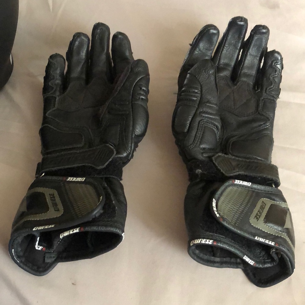 Leather motorcycle gloves